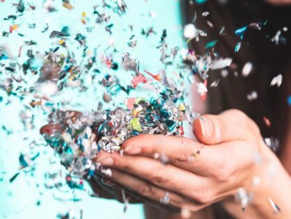 Por qué utilizar confeti biodegradable en eventos al aire libre
