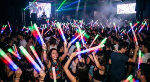 Lee más sobre el artículo Palos luminosos LED de 48 cm para fiestas y eventos